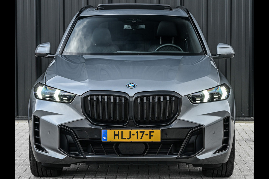 BMW X5 xDrive50e 490pk M Sport Pro | Panorama dak | Luchtvering | Comfort Access | Soft Close | Trekhaak | Shadowline Lights | Comfort Seats | 4-Zone Climate | Driving Assistant Prof. | Harman/Kardon | Ambient Ai