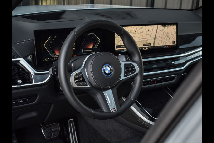 BMW X5 xDrive50e 490pk M Sport Pro | Panorama dak | Luchtvering | Comfort Access | Soft Close | Trekhaak | Shadowline Lights | Comfort Seats | 4-Zone Climate | Driving Assistant Prof. | Harman/Kardon | Ambient Ai