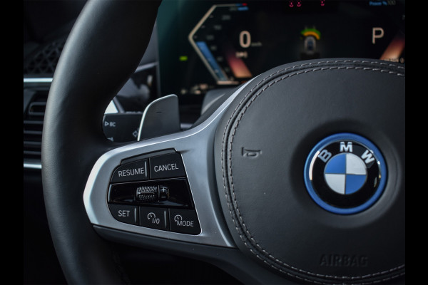 BMW X5 xDrive50e 490pk M Sport Pro | Panorama dak | Luchtvering | Comfort Access | Soft Close | Trekhaak | Shadowline Lights | Comfort Seats | 4-Zone Climate | Driving Assistant Prof. | Harman/Kardon | Ambient Ai