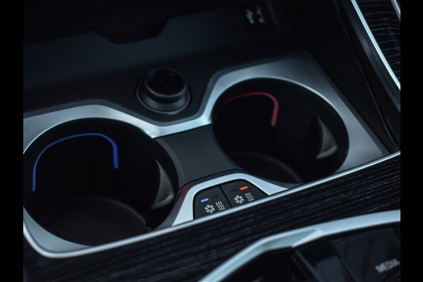 BMW X5 xDrive50e 490pk M Sport Pro | Panorama dak | Luchtvering | Comfort Access | Soft Close | Trekhaak | Shadowline Lights | Comfort Seats | 4-Zone Climate | Driving Assistant Prof. | Harman/Kardon | Ambient Ai