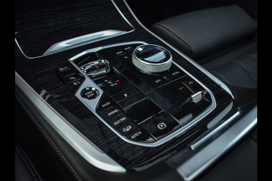 BMW X5 xDrive50e 490pk M Sport Pro | Panorama dak | Luchtvering | Comfort Access | Soft Close | Trekhaak | Shadowline Lights | Comfort Seats | 4-Zone Climate | Driving Assistant Prof. | Harman/Kardon | Ambient Ai