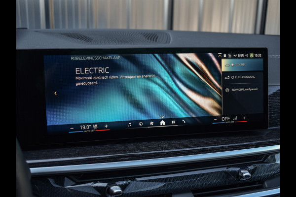 BMW X5 xDrive50e 490pk M Sport Pro | Panorama dak | Luchtvering | Comfort Access | Soft Close | Trekhaak | Shadowline Lights | Comfort Seats | 4-Zone Climate | Driving Assistant Prof. | Harman/Kardon | Ambient Ai