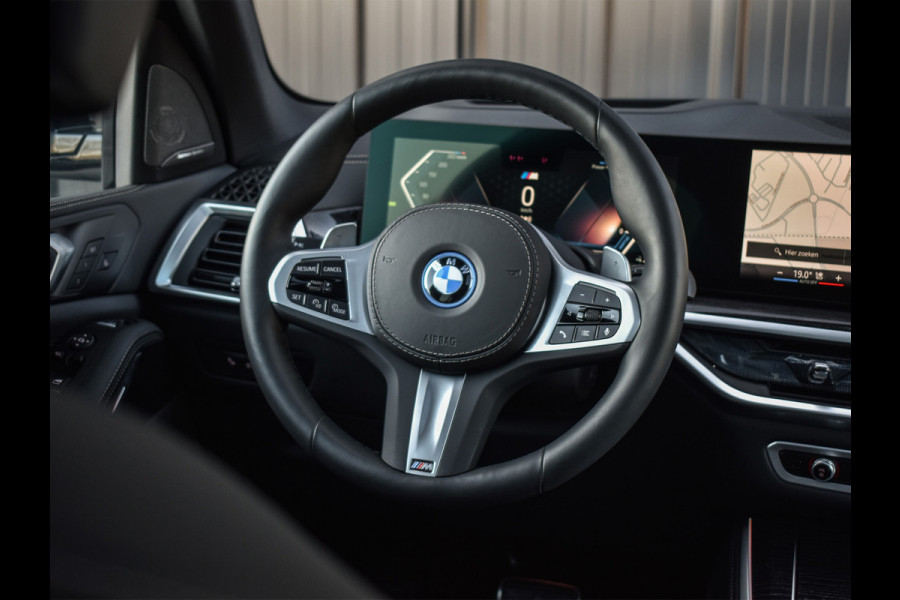 BMW X5 xDrive50e 490pk M Sport Pro | Panorama dak | Luchtvering | Comfort Access | Soft Close | Trekhaak | Shadowline Lights | Comfort Seats | 4-Zone Climate | Driving Assistant Prof. | Harman/Kardon | Ambient Ai