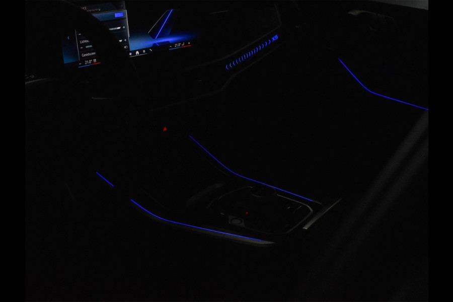 BMW X5 xDrive50e 490pk M Sport Pro | Panorama dak | Luchtvering | Comfort Access | Soft Close | Trekhaak | Shadowline Lights | Comfort Seats | 4-Zone Climate | Driving Assistant Prof. | Harman/Kardon | Ambient Ai