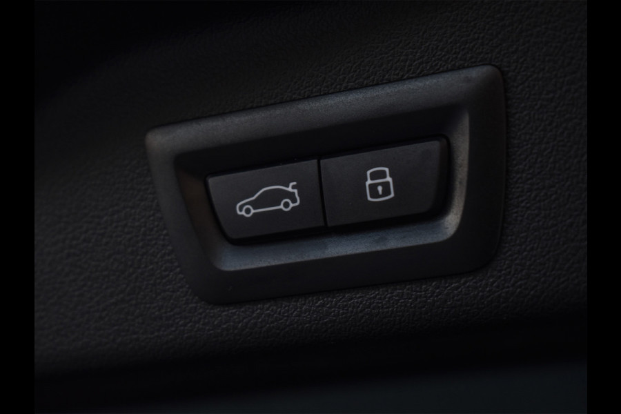 BMW X5 xDrive50e 490pk M Sport Pro | Panorama dak | Luchtvering | Comfort Access | Soft Close | Trekhaak | Shadowline Lights | Comfort Seats | 4-Zone Climate | Driving Assistant Prof. | Harman/Kardon | Ambient Ai