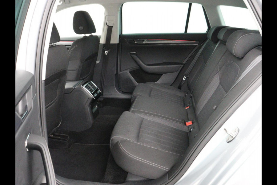 Škoda Superb 1.5 TSI Business Edition | Trekhaak | Stoelverwarming | Adaptive cruise | Camera | Memory | Carplay | Sfeerverlichting | Side Assist | Achterbankverwarming | Navigatie | Full LED