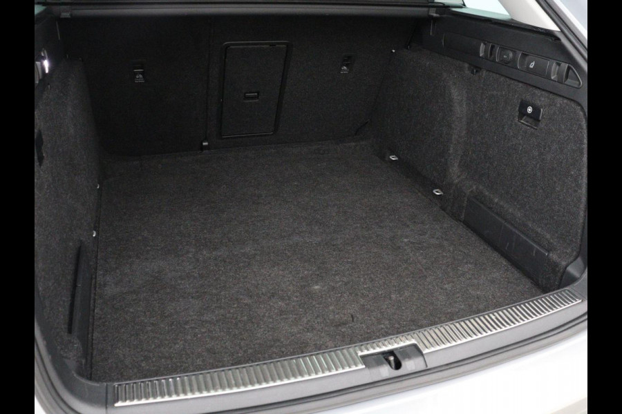 Škoda Superb 1.5 TSI Business Edition | Trekhaak | Stoelverwarming | Adaptive cruise | Camera | Memory | Carplay | Sfeerverlichting | Side Assist | Achterbankverwarming | Navigatie | Full LED