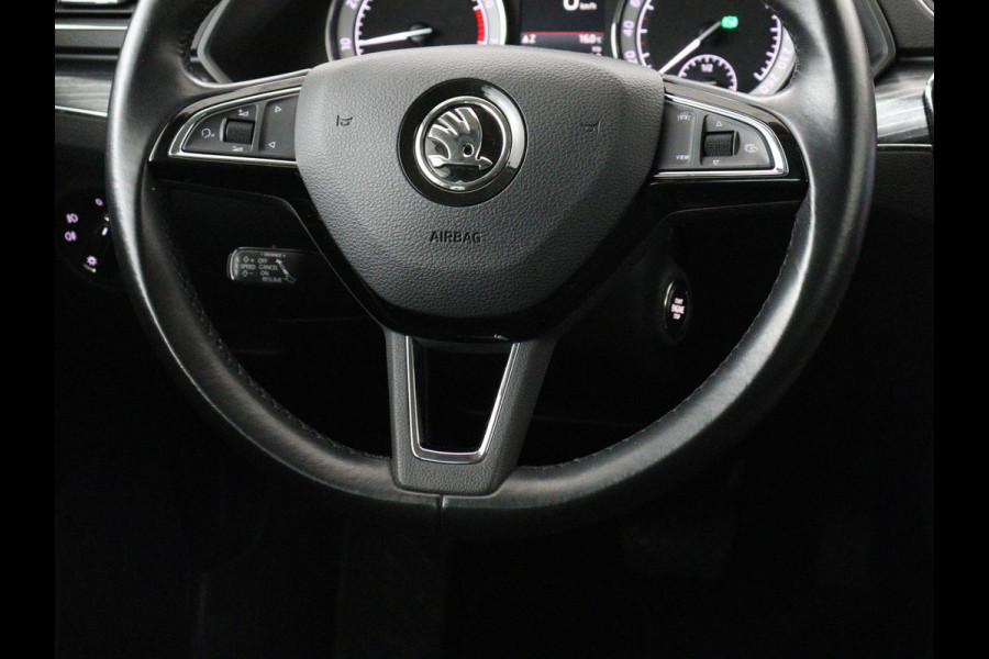 Škoda Superb 1.5 TSI Business Edition | Trekhaak | Stoelverwarming | Adaptive cruise | Camera | Memory | Carplay | Sfeerverlichting | Side Assist | Achterbankverwarming | Navigatie | Full LED
