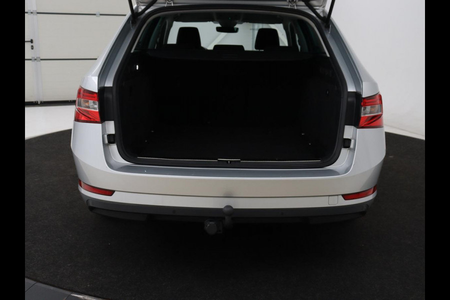 Škoda Superb 1.5 TSI Business Edition | Trekhaak | Stoelverwarming | Adaptive cruise | Camera | Memory | Carplay | Sfeerverlichting | Side Assist | Achterbankverwarming | Navigatie | Full LED