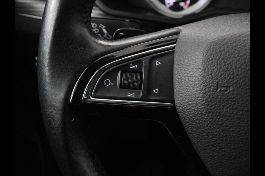 Škoda Superb 1.5 TSI Business Edition | Trekhaak | Stoelverwarming | Adaptive cruise | Camera | Memory | Carplay | Sfeerverlichting | Side Assist | Achterbankverwarming | Navigatie | Full LED