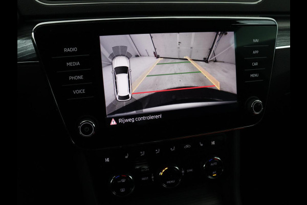 Škoda Superb 1.5 TSI Business Edition | Trekhaak | Stoelverwarming | Adaptive cruise | Camera | Memory | Carplay | Sfeerverlichting | Side Assist | Achterbankverwarming | Navigatie | Full LED