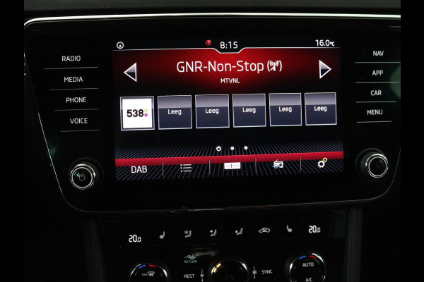 Škoda Superb 1.5 TSI Business Edition | Trekhaak | Stoelverwarming | Adaptive cruise | Camera | Memory | Carplay | Sfeerverlichting | Side Assist | Achterbankverwarming | Navigatie | Full LED