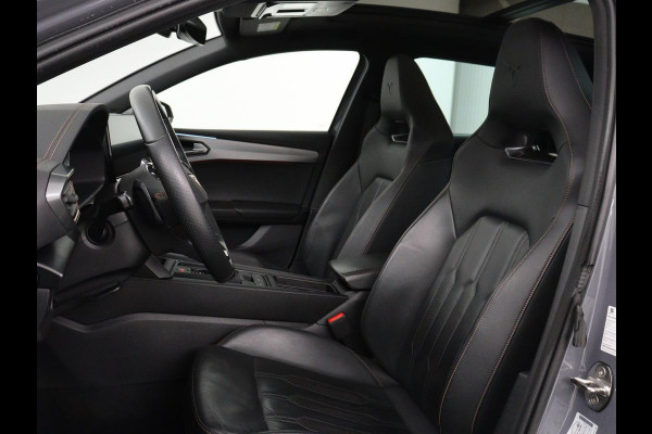 CUPRA Leon 1.4 eHybrid | Panoramadak | Stoelverwarming | Leder | Carplay | Adaptive cruise | Camera | Navigatie | Park Assist | Sportstoelen | Full LED | Sfeerverlichting | PHEV | Plug In