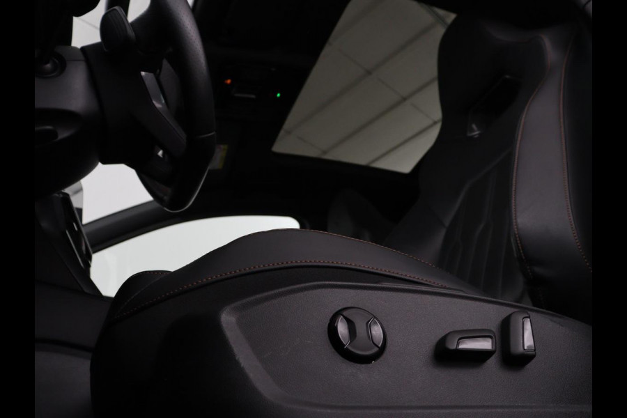 CUPRA Leon 1.4 eHybrid | Panoramadak | Stoelverwarming | Leder | Carplay | Adaptive cruise | Camera | Navigatie | Park Assist | Sportstoelen | Full LED | Sfeerverlichting | PHEV | Plug In