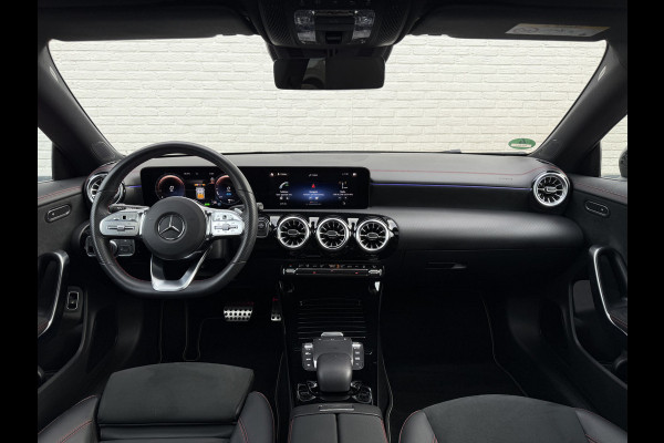 Mercedes-Benz CLA-Klasse Shooting Brake 250 e AMG Line | Pano | Trekhaak | Ambient Light | Camera | LED | 19 inch