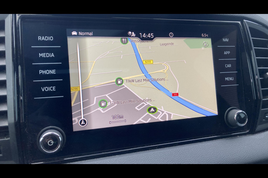 Škoda Karoq 1.5 TSI ACT 150pk DSG Sportline Business Panorama Trekhaak Camera Stoelverwarming Carplay
