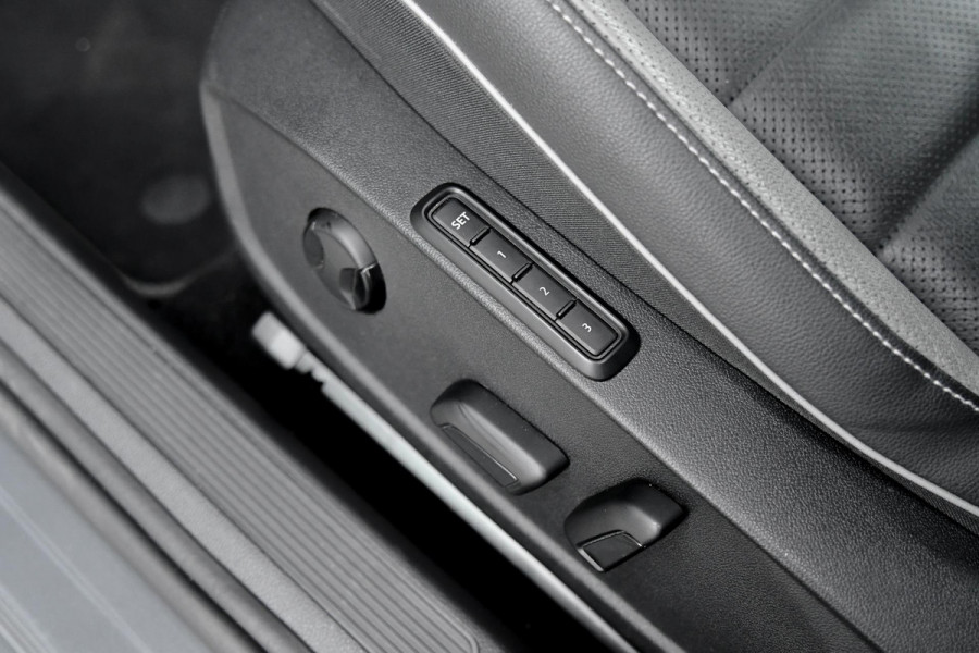 Volkswagen Golf 2.0 GTD. Leder, Koeling, Memory, HUD, Keyless, Camera, H/K, ACC, Stuurvw, IQ Light, Trekh, Sfeer, CarPlay!