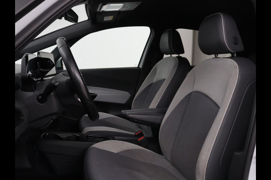 Volkswagen ID.3 First Plus 58 kWh | Stoel & stuurverwarming | Camera | Adaptive cruise | Sfeerverlichting | Carplay | Navigatie | Matrix LED | Parkeerhulp | Sfeerverlichting | Climate control
