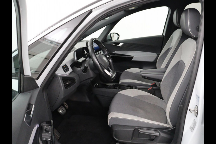 Volkswagen ID.3 First Plus 58 kWh | Stoel & stuurverwarming | Camera | Adaptive cruise | Sfeerverlichting | Carplay | Navigatie | Matrix LED | Parkeerhulp | Sfeerverlichting | Climate control