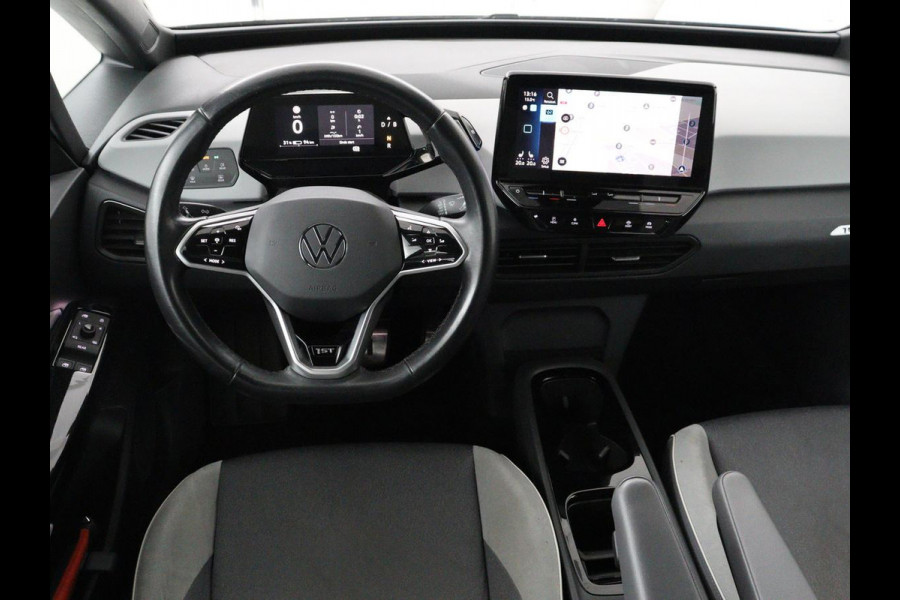 Volkswagen ID.3 First Plus 58 kWh | Stoel & stuurverwarming | Camera | Adaptive cruise | Sfeerverlichting | Carplay | Navigatie | Matrix LED | Parkeerhulp | Sfeerverlichting | Climate control