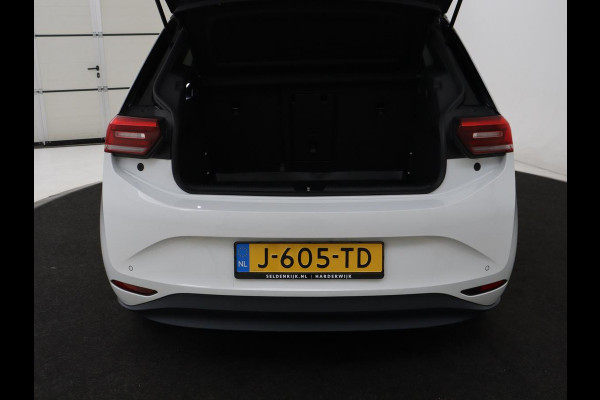 Volkswagen ID.3 First Plus 58 kWh | Stoel & stuurverwarming | Camera | Adaptive cruise | Sfeerverlichting | Carplay | Navigatie | Matrix LED | Parkeerhulp | Sfeerverlichting | Climate control