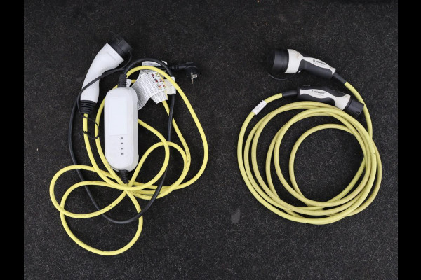 Volkswagen ID.3 First Plus 58 kWh | Stoel & stuurverwarming | Camera | Adaptive cruise | Sfeerverlichting | Carplay | Navigatie | Matrix LED | Parkeerhulp | Sfeerverlichting | Climate control