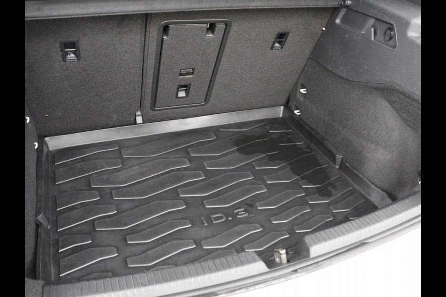 Volkswagen ID.3 First Plus 58 kWh | Stoel & stuurverwarming | Camera | Adaptive cruise | Sfeerverlichting | Carplay | Navigatie | Matrix LED | Parkeerhulp | Sfeerverlichting | Climate control