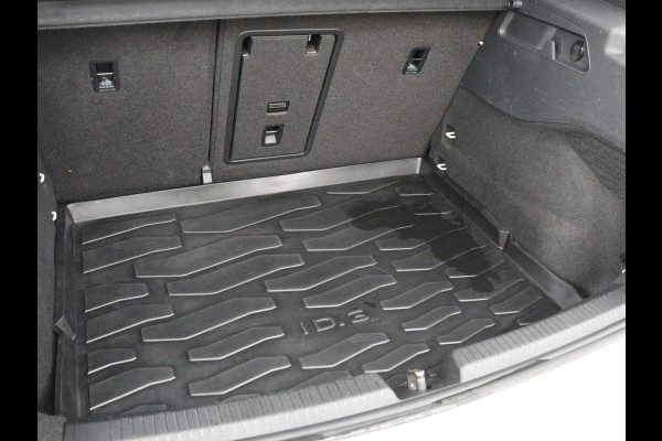 Volkswagen ID.3 First Plus 58 kWh | Stoel & stuurverwarming | Camera | Adaptive cruise | Sfeerverlichting | Carplay | Navigatie | Matrix LED | Parkeerhulp | Sfeerverlichting | Climate control