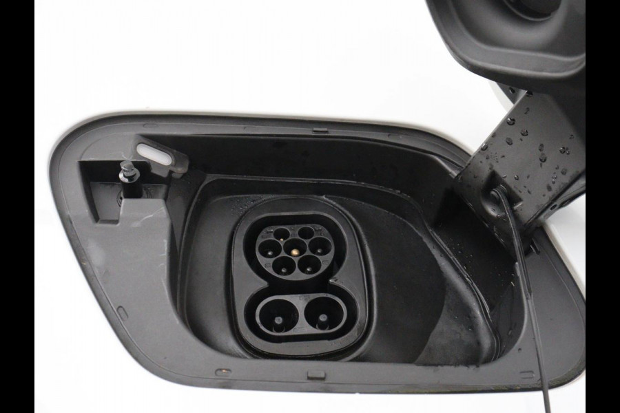 Volkswagen ID.3 First Plus 58 kWh | Stoel & stuurverwarming | Camera | Adaptive cruise | Sfeerverlichting | Carplay | Navigatie | Matrix LED | Parkeerhulp | Sfeerverlichting | Climate control