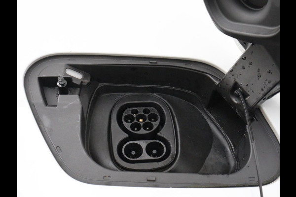 Volkswagen ID.3 First Plus 58 kWh | Stoel & stuurverwarming | Camera | Adaptive cruise | Sfeerverlichting | Carplay | Navigatie | Matrix LED | Parkeerhulp | Sfeerverlichting | Climate control