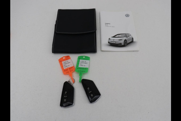 Volkswagen ID.3 First Plus 58 kWh | Stoel & stuurverwarming | Camera | Adaptive cruise | Sfeerverlichting | Carplay | Navigatie | Matrix LED | Parkeerhulp | Sfeerverlichting | Climate control