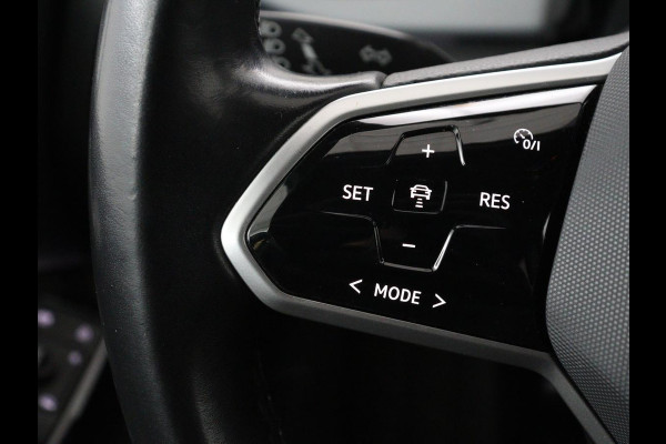 Volkswagen ID.3 First Plus 58 kWh | Stoel & stuurverwarming | Camera | Adaptive cruise | Sfeerverlichting | Carplay | Navigatie | Matrix LED | Parkeerhulp | Sfeerverlichting | Climate control