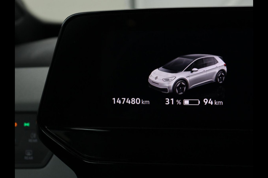 Volkswagen ID.3 First Plus 58 kWh | Stoel & stuurverwarming | Camera | Adaptive cruise | Sfeerverlichting | Carplay | Navigatie | Matrix LED | Parkeerhulp | Sfeerverlichting | Climate control