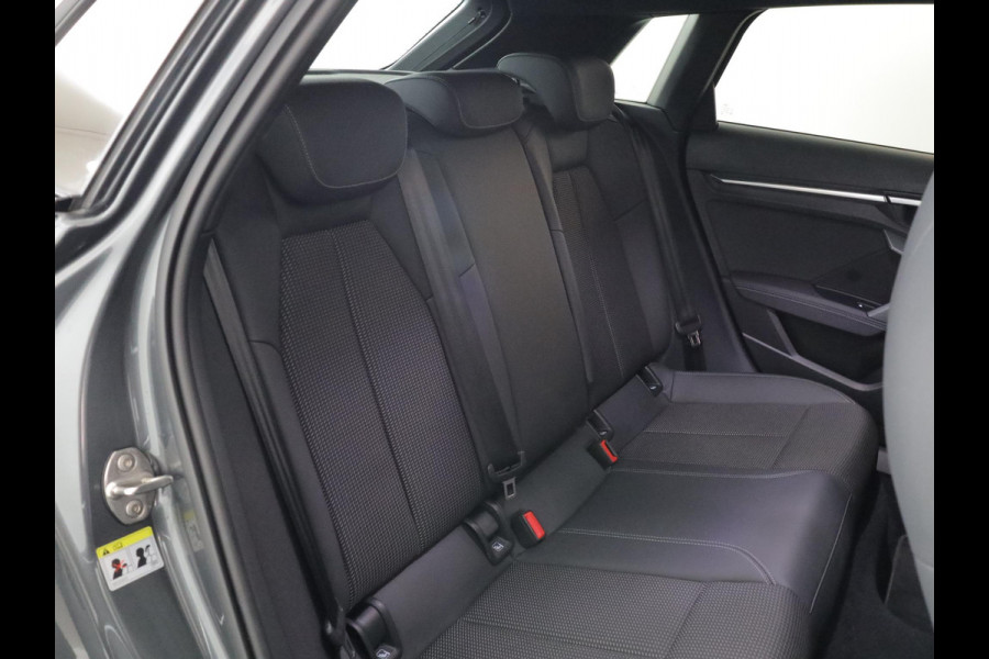 Audi A3 Sportback 45 TFSI e S edition Competition 272 pk S-tronic | Verlengde garantie | Navigatie | Parkeersensoren (Park assist) | Achteruitrijcamera | Stoelverwarming | S-Line |