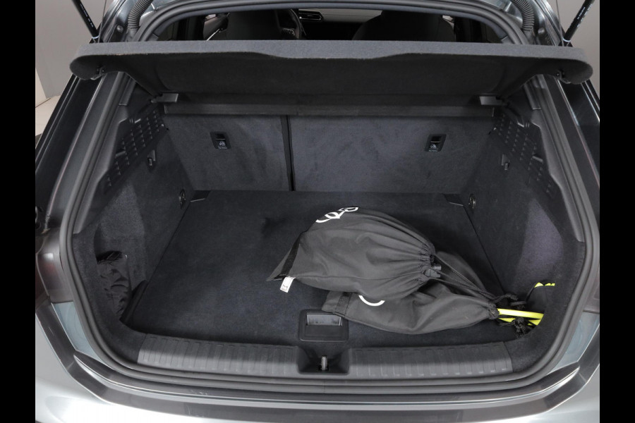 Audi A3 Sportback 45 TFSI e S edition Competition 272 pk S-tronic | Verlengde garantie | Navigatie | Parkeersensoren (Park assist) | Achteruitrijcamera | Stoelverwarming | S-Line |