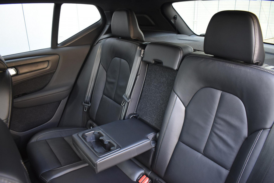 Volvo XC40 T4 211PK Automaat Recharge R-Design / Navigatie / Leren bekleding / Cruise control / Stuur- & Stoelverwarming / Elektrisch glazen panorama schuifdak / Trekhaak / Elektrische achterklep / Achteruitrijcamera / 20"