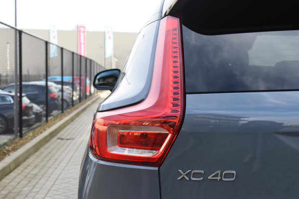 Volvo XC40 T4 211PK Automaat Recharge R-Design / Navigatie / Leren bekleding / Cruise control / Stuur- & Stoelverwarming / Elektrisch glazen panorama schuifdak / Trekhaak / Elektrische achterklep / Achteruitrijcamera / 20"