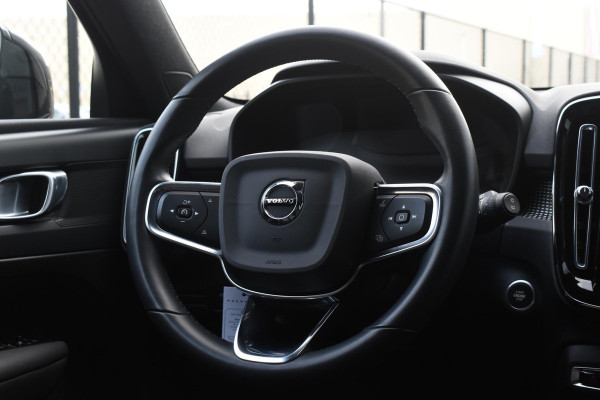 Volvo XC40 T4 211PK Automaat Recharge R-Design / Navigatie / Leren bekleding / Cruise control / Stuur- & Stoelverwarming / Elektrisch glazen panorama schuifdak / Trekhaak / Elektrische achterklep / Achteruitrijcamera / 20"
