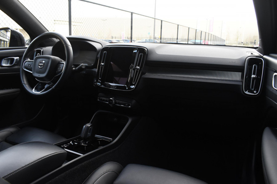 Volvo XC40 T4 211PK Automaat Recharge R-Design / Navigatie / Leren bekleding / Cruise control / Stuur- & Stoelverwarming / Elektrisch glazen panorama schuifdak / Trekhaak / Elektrische achterklep / Achteruitrijcamera / 20"