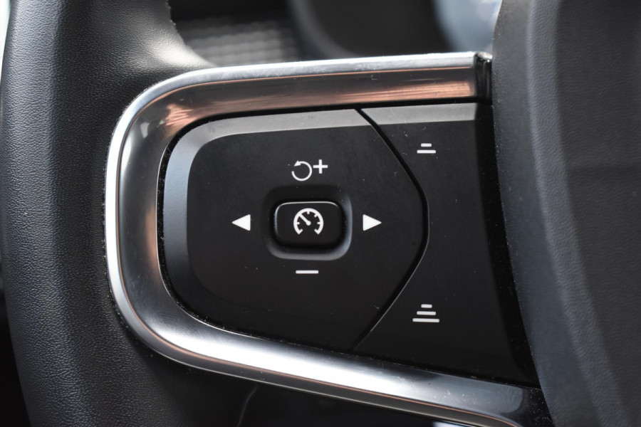Volvo XC40 T4 211PK Automaat Recharge R-Design / Navigatie / Leren bekleding / Cruise control / Stuur- & Stoelverwarming / Elektrisch glazen panorama schuifdak / Trekhaak / Elektrische achterklep / Achteruitrijcamera / 20"