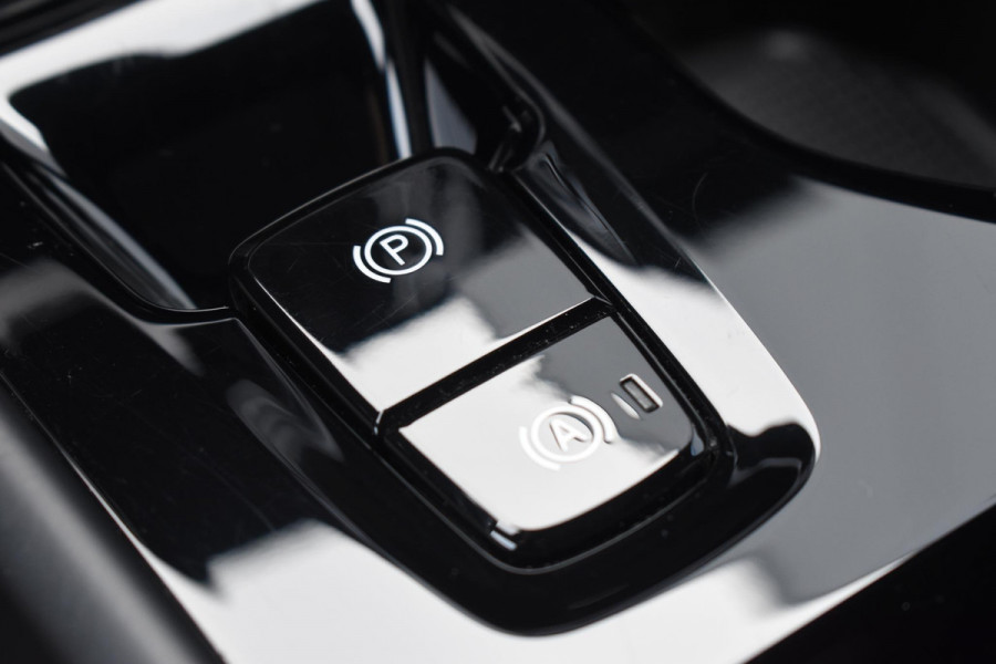 Volvo XC40 T4 211PK Automaat Recharge R-Design / Navigatie / Leren bekleding / Cruise control / Stuur- & Stoelverwarming / Elektrisch glazen panorama schuifdak / Trekhaak / Elektrische achterklep / Achteruitrijcamera / 20"