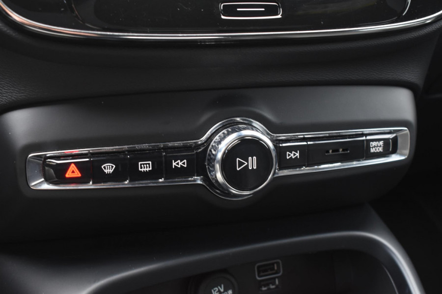 Volvo XC40 T4 211PK Automaat Recharge R-Design / Navigatie / Leren bekleding / Cruise control / Stuur- & Stoelverwarming / Elektrisch glazen panorama schuifdak / Trekhaak / Elektrische achterklep / Achteruitrijcamera / 20"