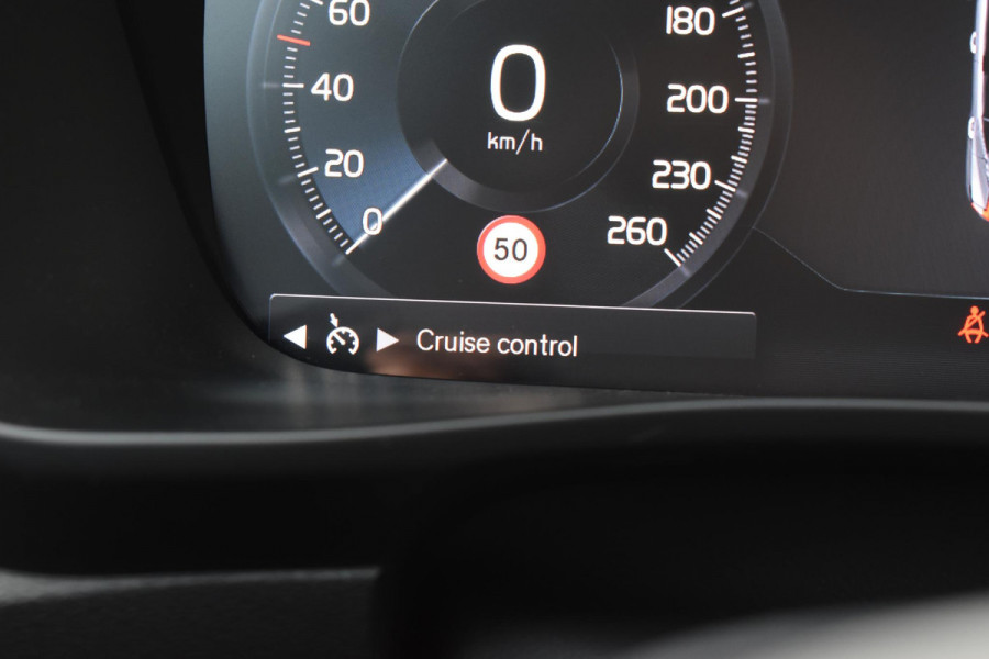 Volvo XC40 T4 211PK Automaat Recharge R-Design / Navigatie / Leren bekleding / Cruise control / Stuur- & Stoelverwarming / Elektrisch glazen panorama schuifdak / Trekhaak / Elektrische achterklep / Achteruitrijcamera / 20"