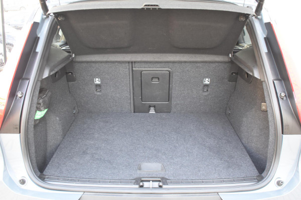 Volvo XC40 T4 211PK Automaat Recharge R-Design / Navigatie / Leren bekleding / Cruise control / Stuur- & Stoelverwarming / Elektrisch glazen panorama schuifdak / Trekhaak / Elektrische achterklep / Achteruitrijcamera / 20"