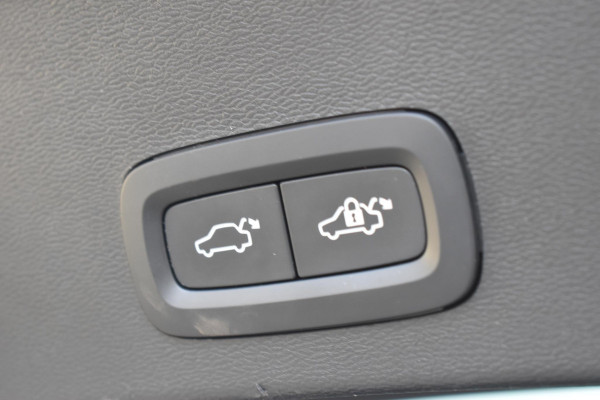 Volvo XC40 T4 211PK Automaat Recharge R-Design / Navigatie / Leren bekleding / Cruise control / Stuur- & Stoelverwarming / Elektrisch glazen panorama schuifdak / Trekhaak / Elektrische achterklep / Achteruitrijcamera / 20"