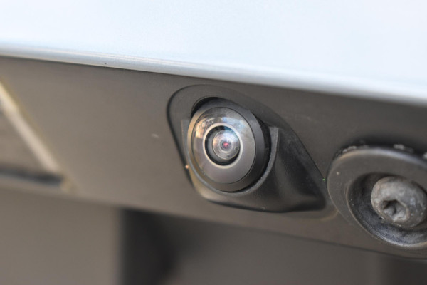 Volvo XC40 T4 211PK Automaat Recharge R-Design / Navigatie / Leren bekleding / Cruise control / Stuur- & Stoelverwarming / Elektrisch glazen panorama schuifdak / Trekhaak / Elektrische achterklep / Achteruitrijcamera / 20"