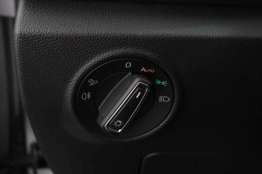 Volkswagen T-Roc 1.5 TSI 150pk DSG R-Line | Navigatie | Apple Carplay/Android Auto | Parkeersensoren | Camera | Blind Spot Assist | Adaptive Cruise Control | Elektrische achterklep | Stoel- en stuurverwarming | Climate Control | Ledverlichting | Virtual Cockpit