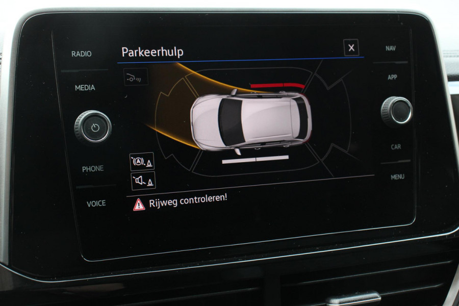 Volkswagen T-Roc 1.5 TSI 150pk DSG R-Line | Navigatie | Apple Carplay/Android Auto | Parkeersensoren | Camera | Blind Spot Assist | Adaptive Cruise Control | Elektrische achterklep | Stoel- en stuurverwarming | Climate Control | Ledverlichting | Virtual Cockpit