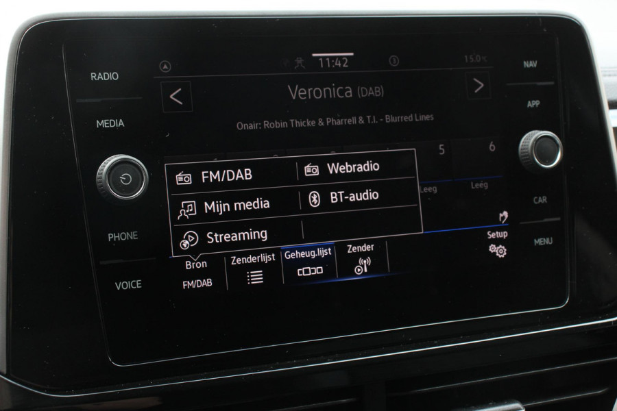 Volkswagen T-Roc 1.5 TSI 150pk DSG R-Line | Navigatie | Apple Carplay/Android Auto | Parkeersensoren | Camera | Blind Spot Assist | Adaptive Cruise Control | Elektrische achterklep | Stoel- en stuurverwarming | Climate Control | Ledverlichting | Virtual Cockpit