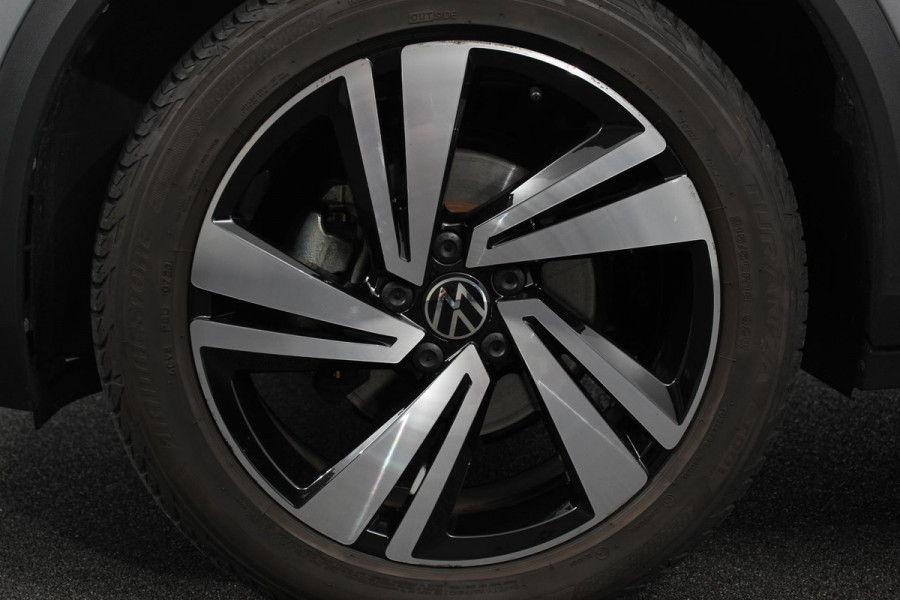 Volkswagen T-Roc 1.5 TSI 150pk DSG R-Line | Navigatie | Apple Carplay/Android Auto | Parkeersensoren | Camera | Blind Spot Assist | Adaptive Cruise Control | Elektrische achterklep | Stoel- en stuurverwarming | Climate Control | Ledverlichting | Virtual Cockpit